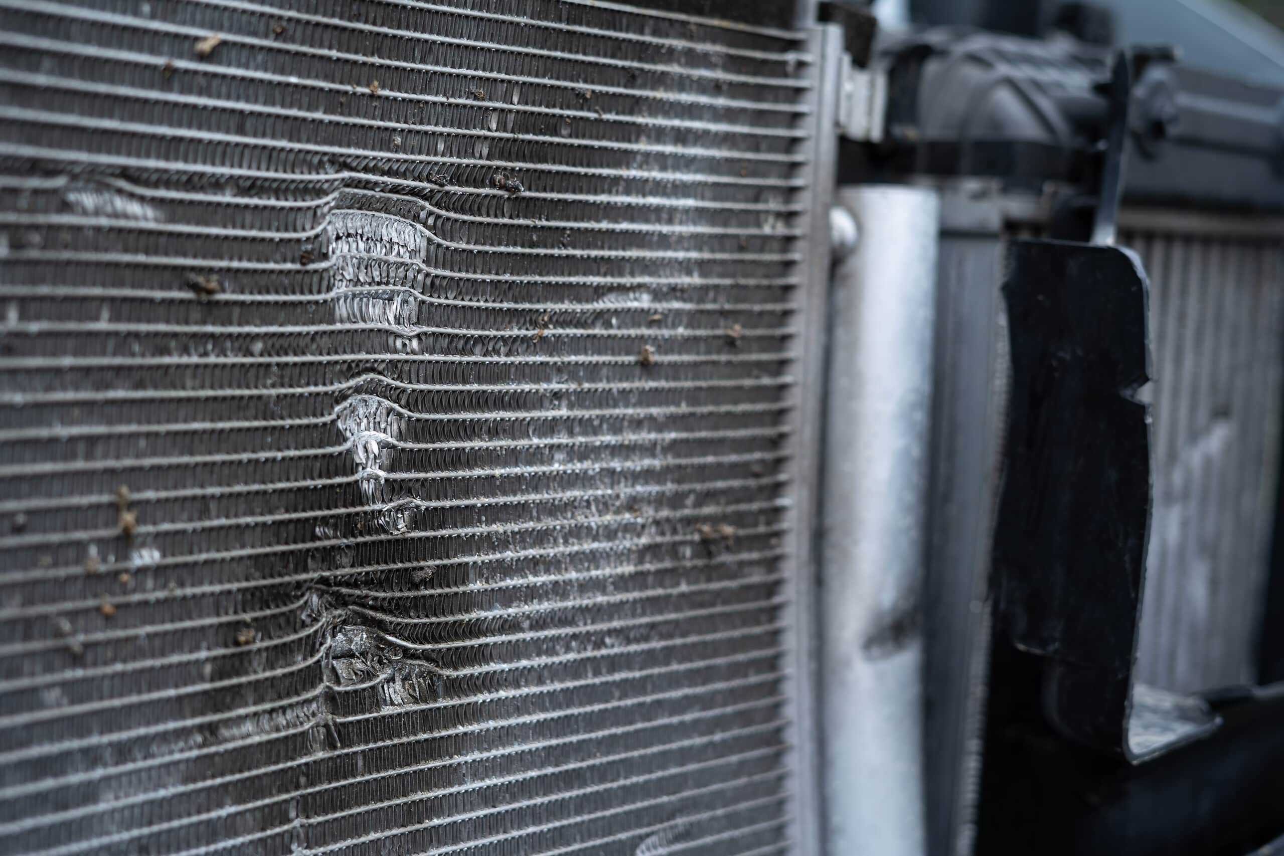 Un radiateur de véhicule endommagé