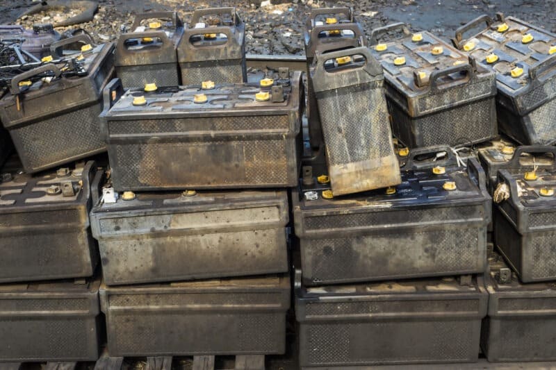 Des anciennces batteries en attente de destruction