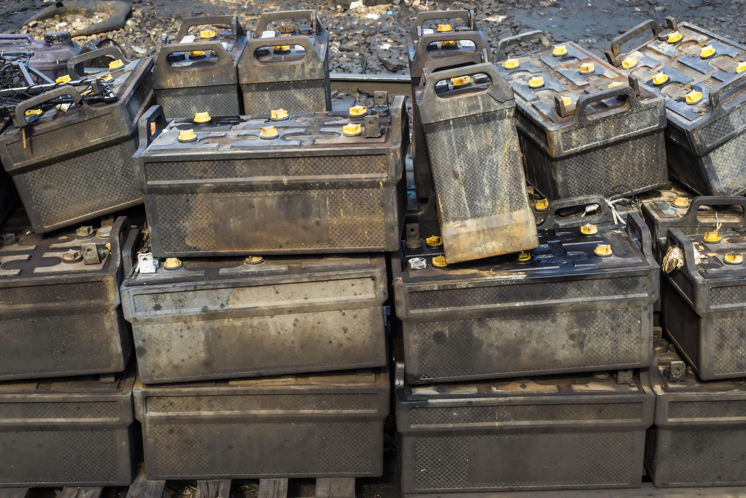 Des anciennces batteries en attente de destruction